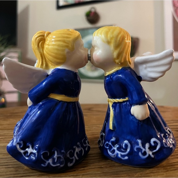 Vintage 80’s KISSING ANGELS Magnetic Salt & Pepper Shakers - Porcelain - Picture 5 of 10